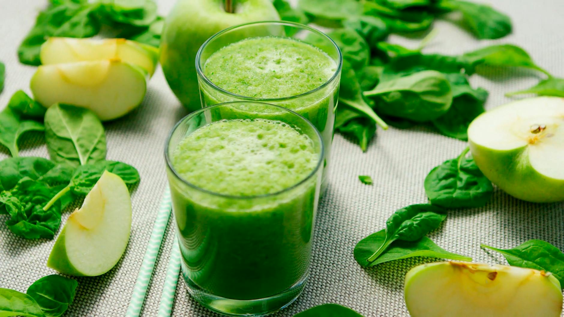 Fresh green smoothie with apples and spinach, perfect for a healthy refreshment. - weight loss smoothie recipes