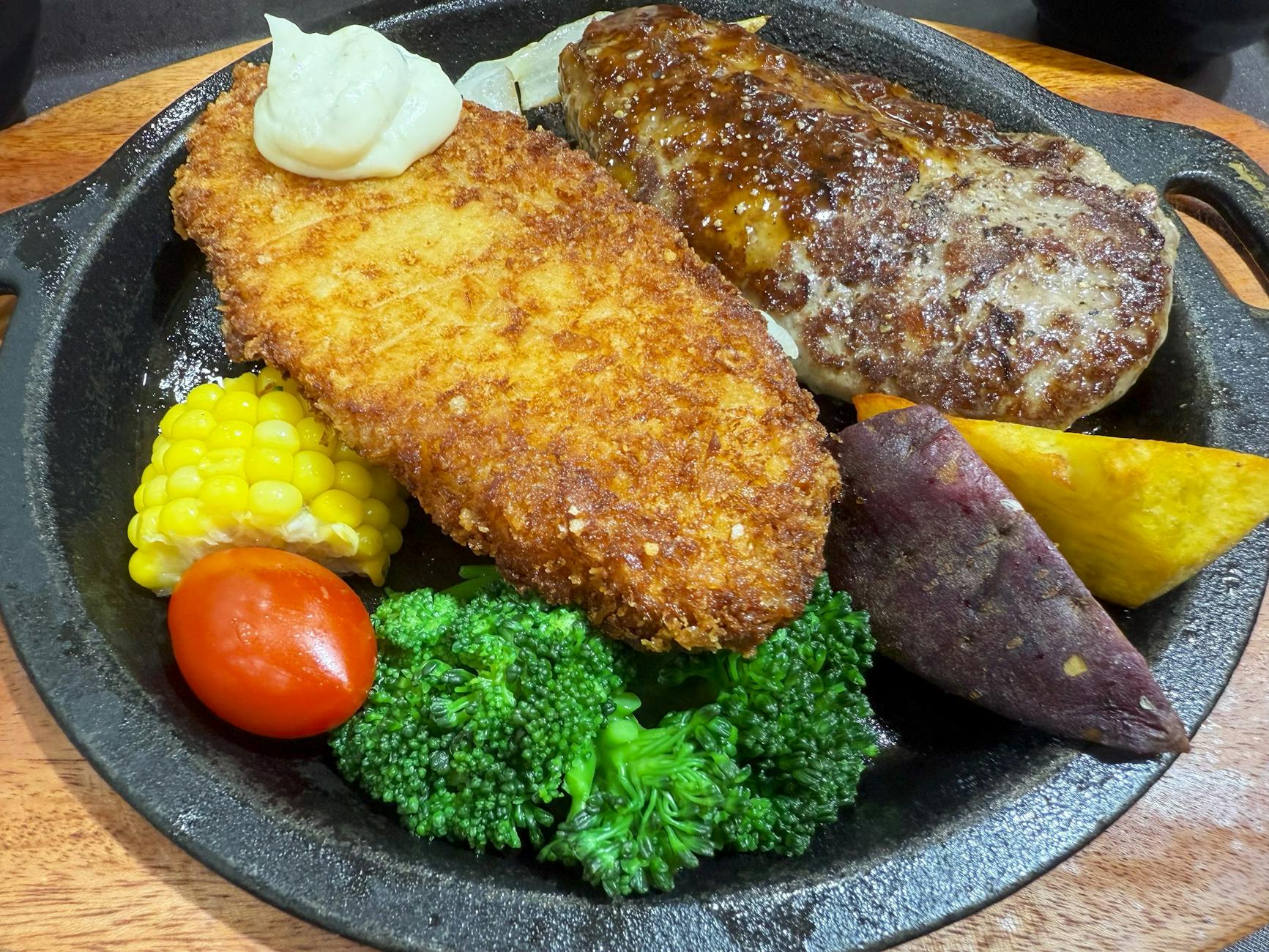 A mouth-watering assortment of grilled meats and vegetables served on a cast iron skillet. - iron rich foods